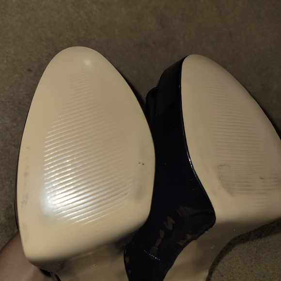 Elegant Black Peep-Toe Heels - Picture 4 of 4